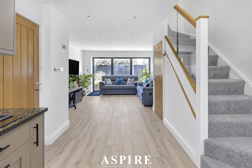 House in Southend-on-Sea - More