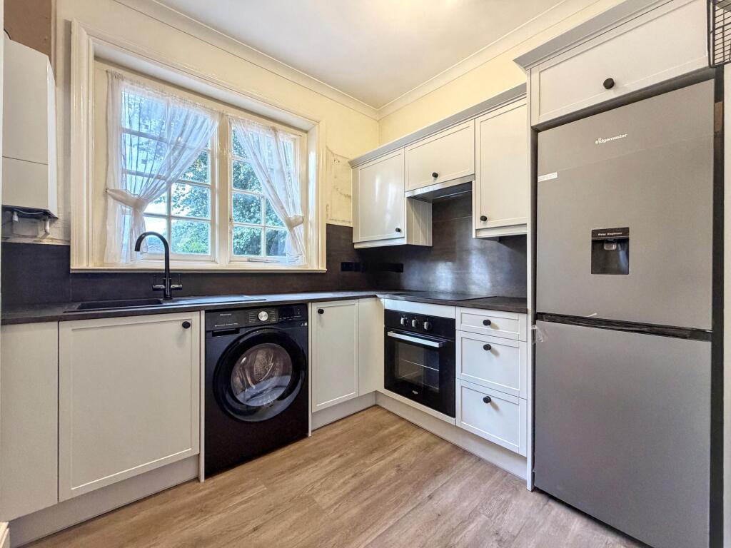 Apartment in Surbiton, Oakhill - View 4