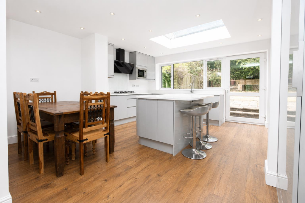 House in Sutton - View 5