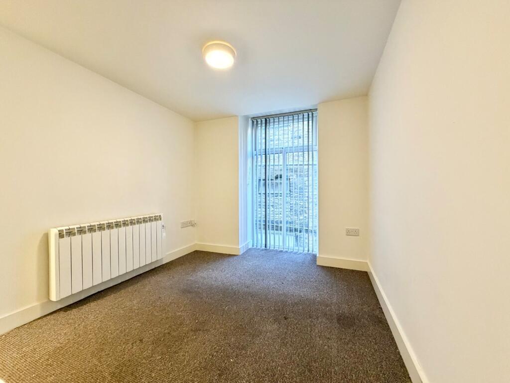 Apartment in Calderdale, Well Head, Boothtown - View 4