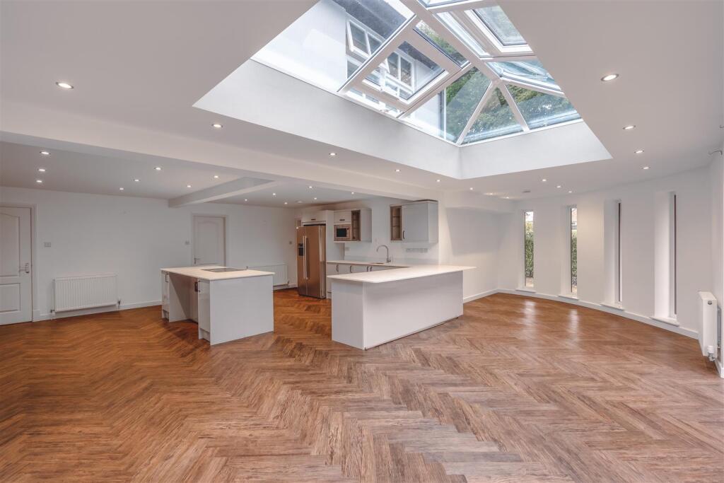 Lakeland Drive, Alwoodley photo 2