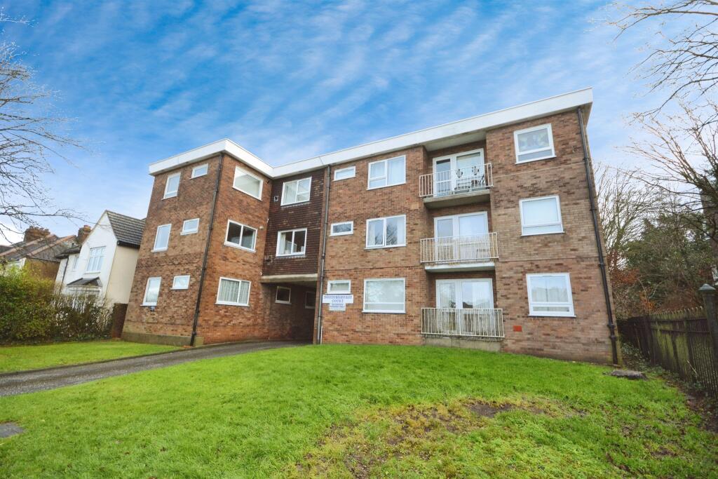 2-bed flat on Doddinghurst Road, Brentwood, £260,000