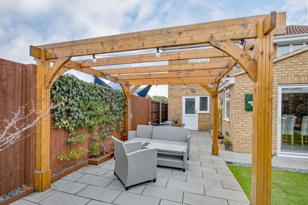 House in Northampton, North Northamptonshire - More