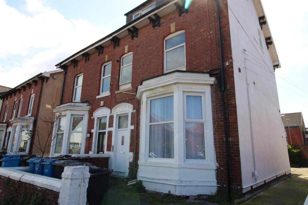 Main image of property: Flat 2, 39 St. Davids Road North, Lytham St. Annes