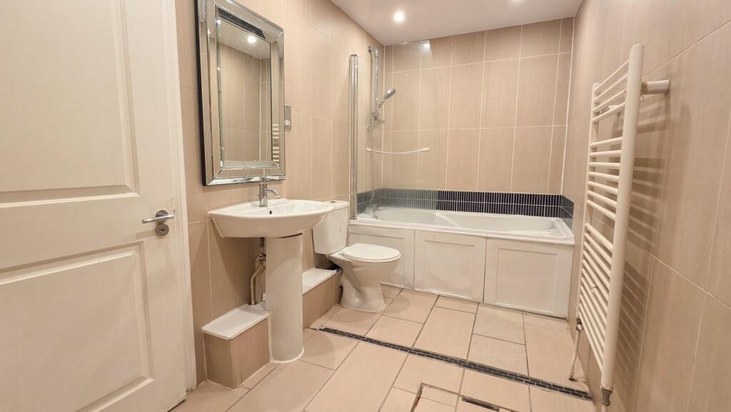 Apartment in Northampton, Semilong - View 5