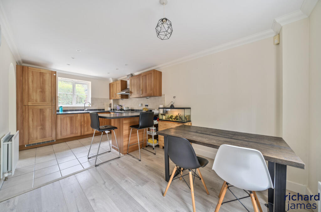 White Eagle Road, Haydon End, Swindon, SN25 photo 4