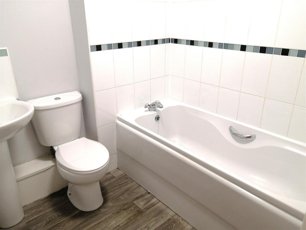 Apartment in Manchester, Burnage - View 3