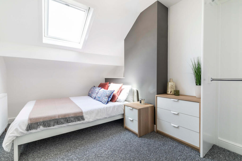 House in Leeds, Burley - More