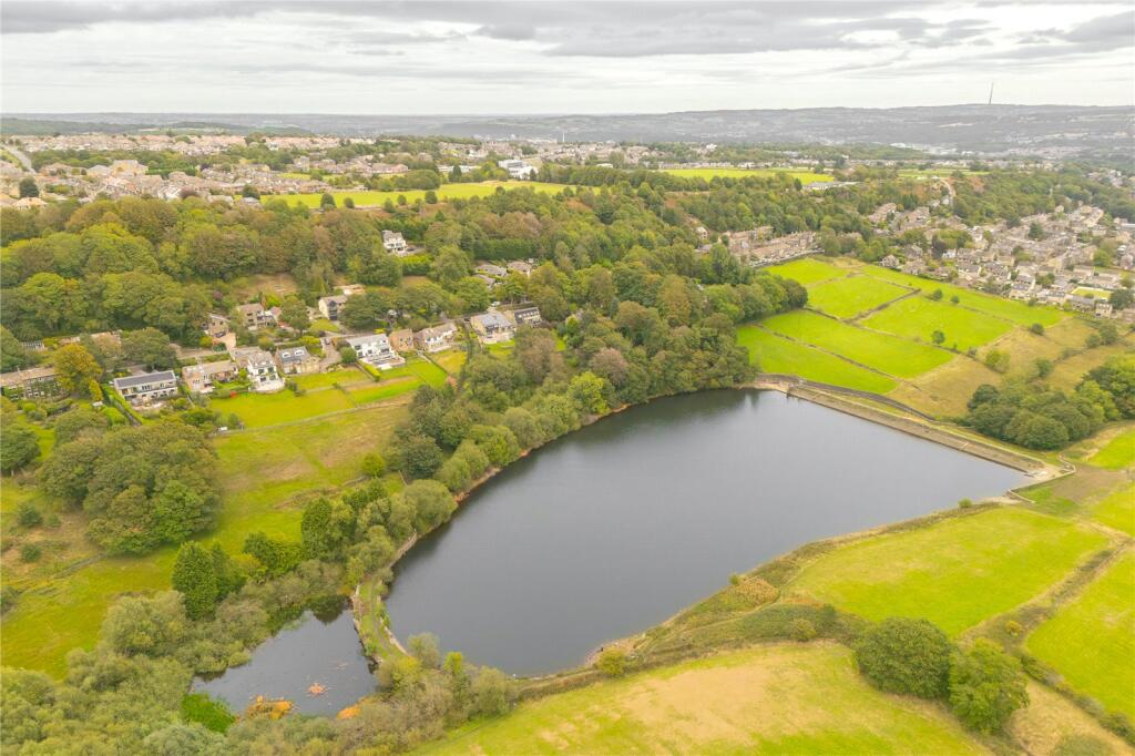House in Huddersfield - View 4