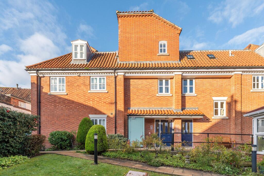 2-bed flat on Red Lion Street, Aylsham, £155,000