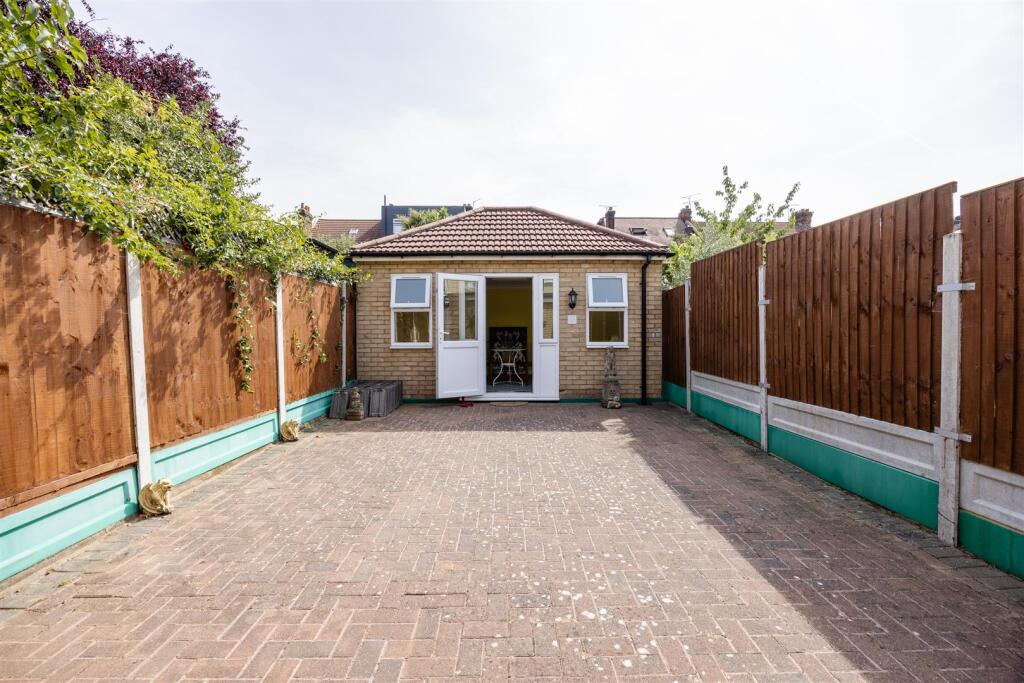 House in London, Hale End - More