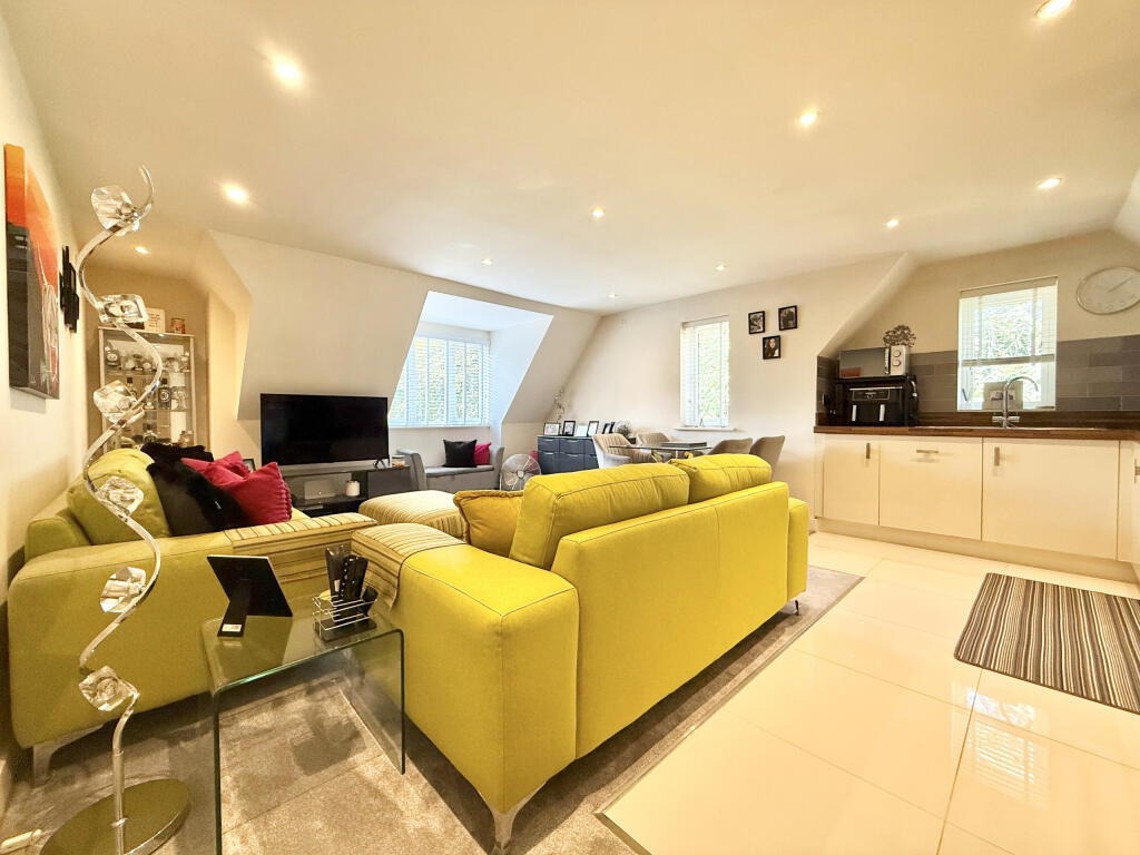 Apartment in Bournemouth, West Moors - View 3