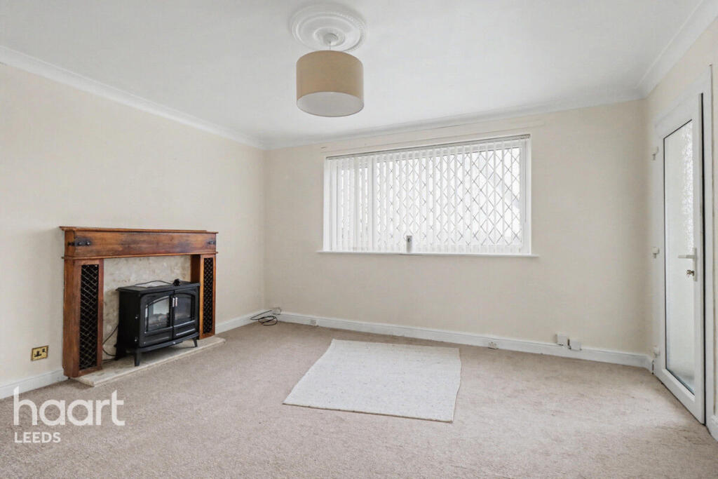 2-bed flat on Eastwood Nook, Leeds, £80,000