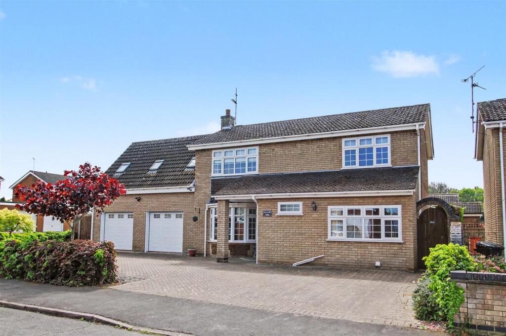 Main image of property: No Upward Chain - Large Detached Home with Double Garage - South Wootton, PE30