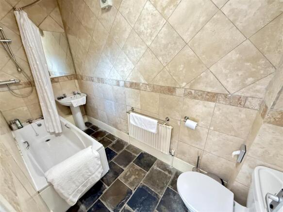 ENSUITE BATHROOM