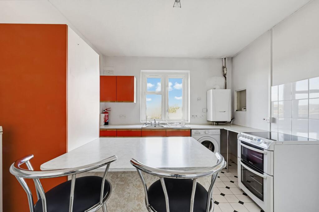 Apartment in Kingston upon Thames - View 4