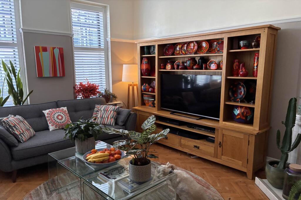Apartment in Eastbourne, Holywell - View 2