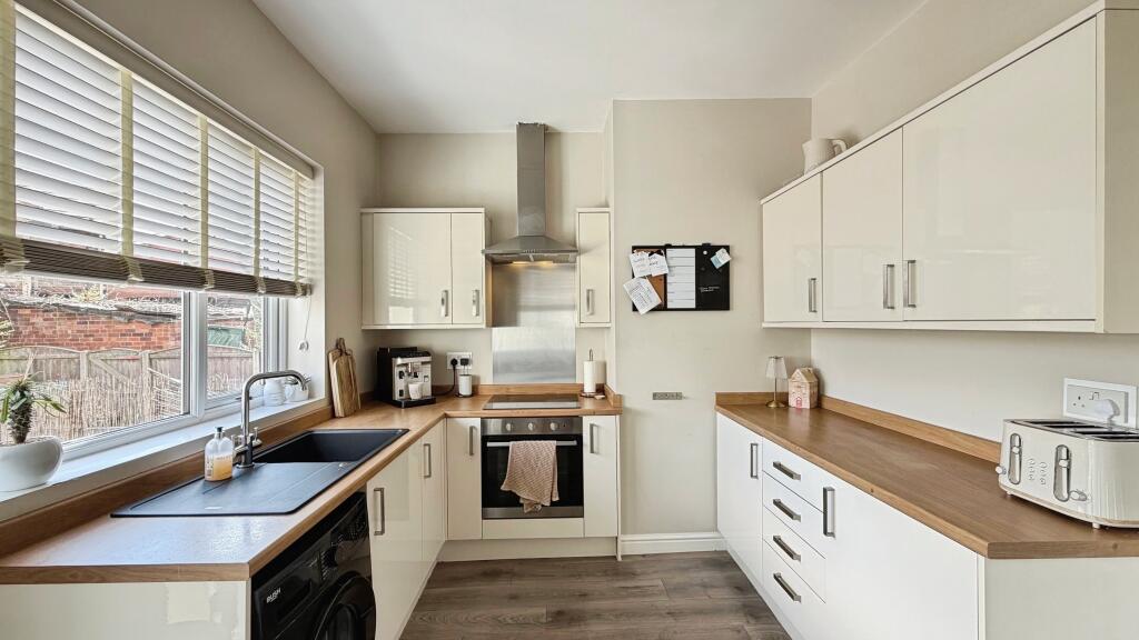 House in Wakefield, Featherstone - View 4