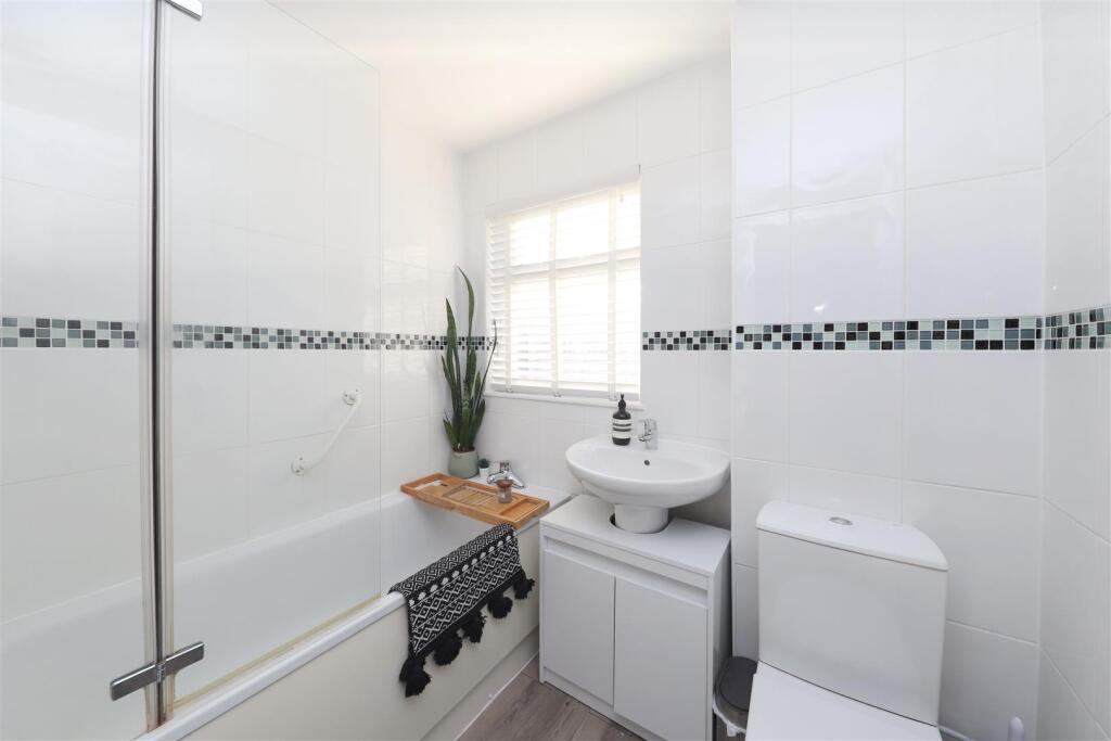 Apartment in London, London Borough of Hillingdon - View 5