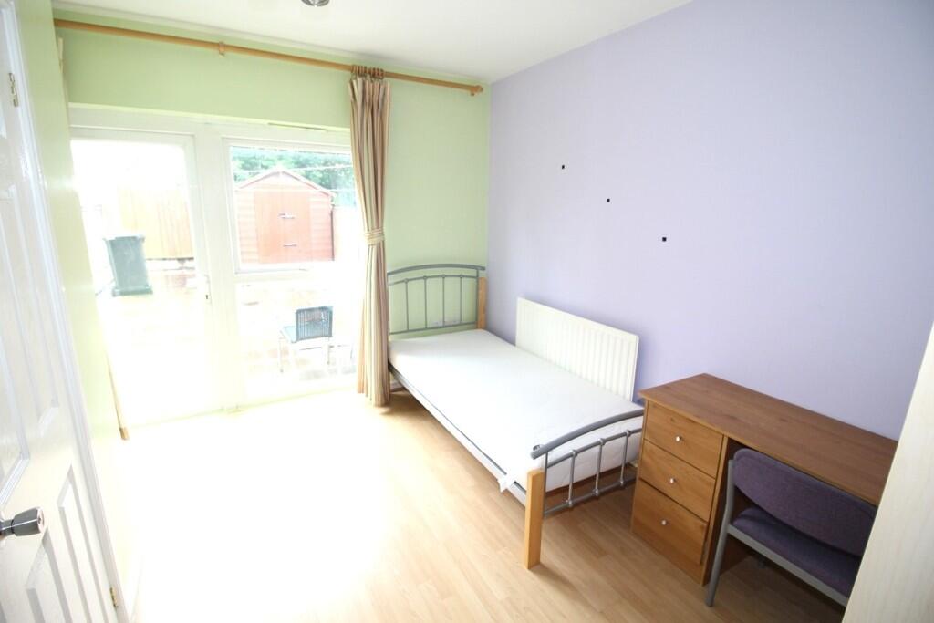 Stockport Road, Grove Village  photo 3