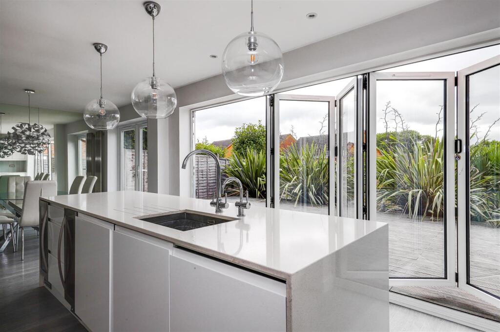 House in Broxbourne, Hammond Street - View 4