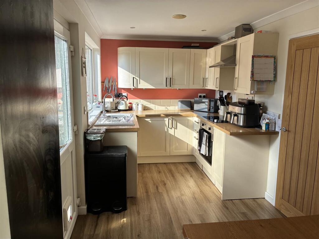 12, Vearse Close, Bridport photo 3