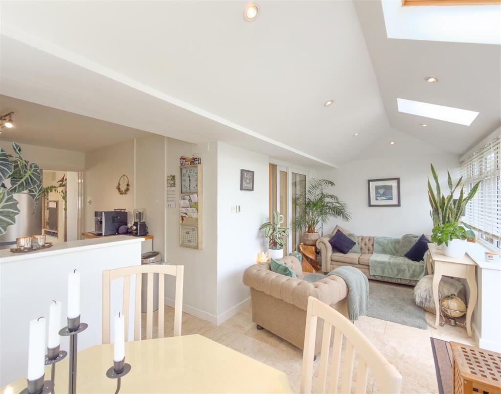 Sunderland Close, Bowerhill, Melksham photo 4