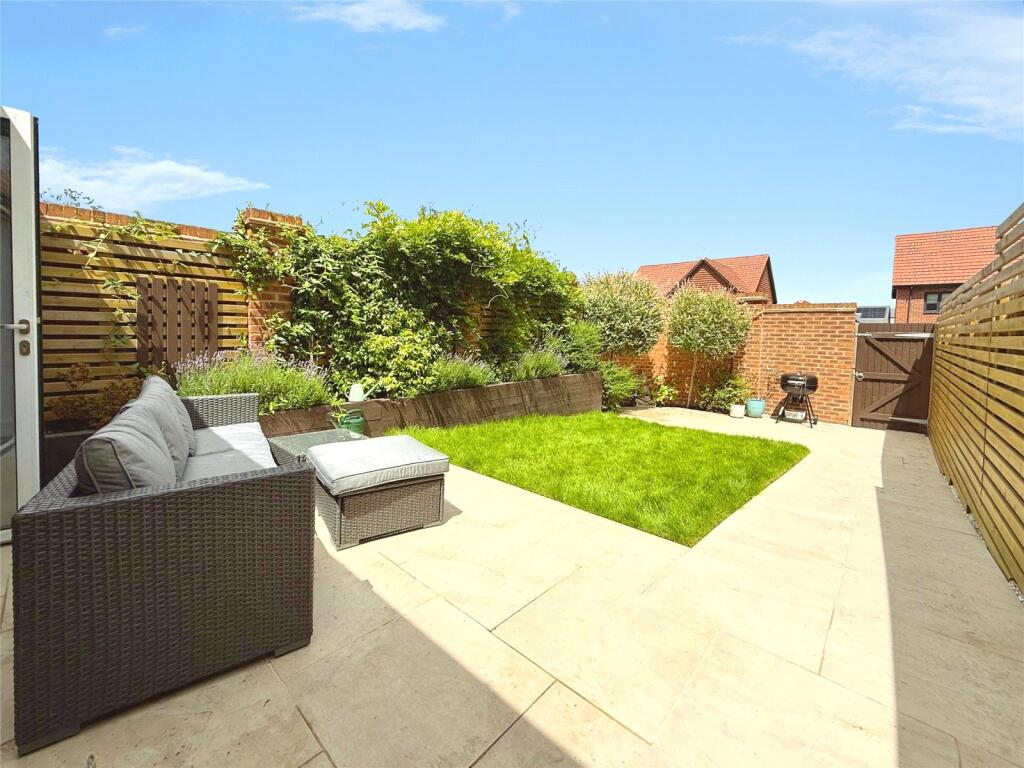 House in Crowthorne, Bracknell Forest - View 2