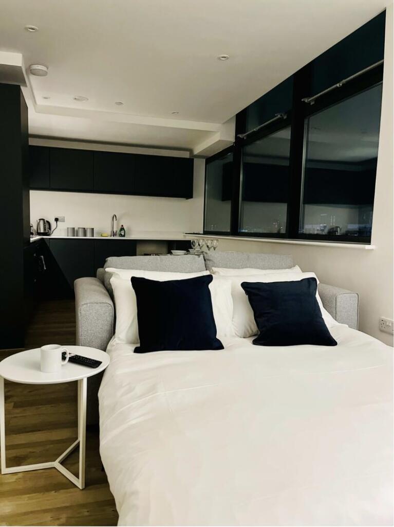 Apartment in Manchester, Old Trafford - View 5