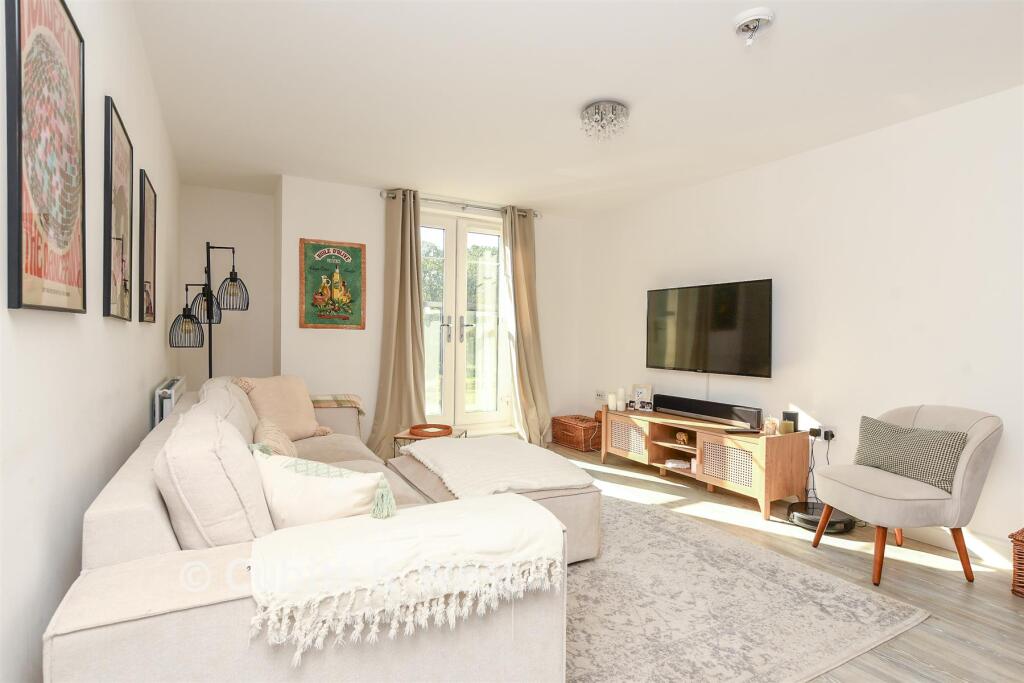 Apartment in Crawley, Lowfield Heath - View 2