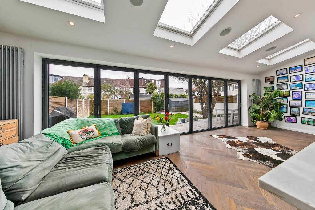 Cambridge Crescent, Teddington, Middlesex, TW11 photo 4