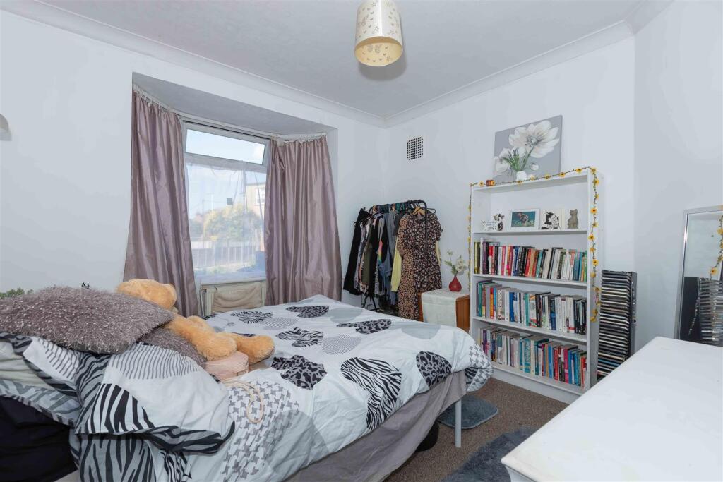 Centrecourt Close, Worthing - View 5