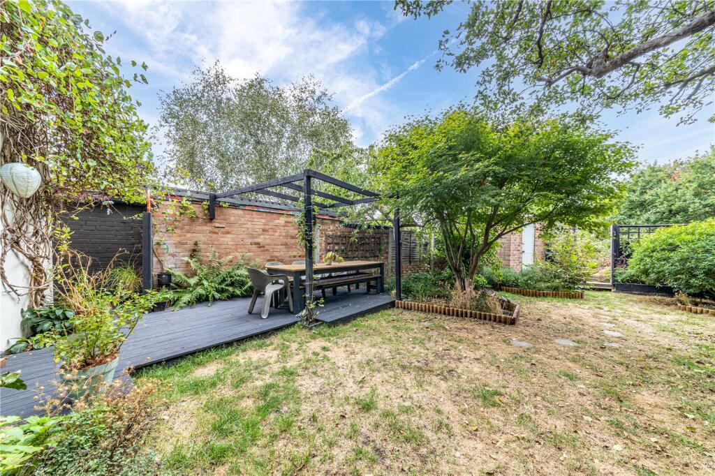 House in Kingston upon Thames - More