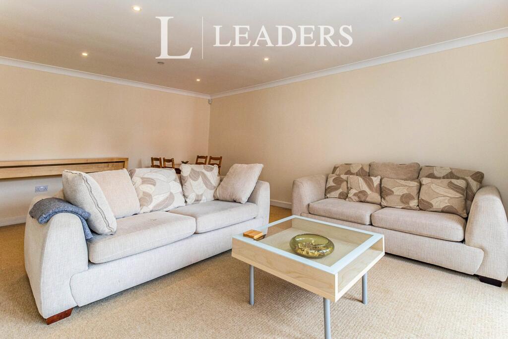 Apartment in Mole Valley, Leatherhead - View 4