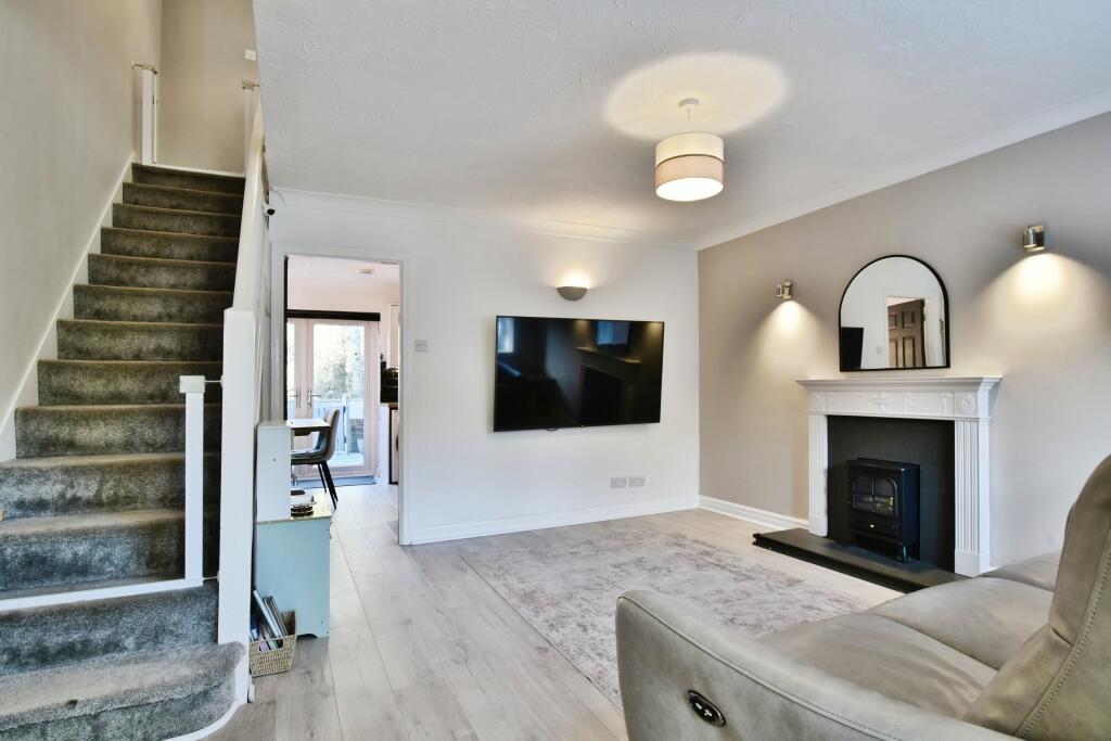 Sutton Close, Macclesfield, SK11 photo 4