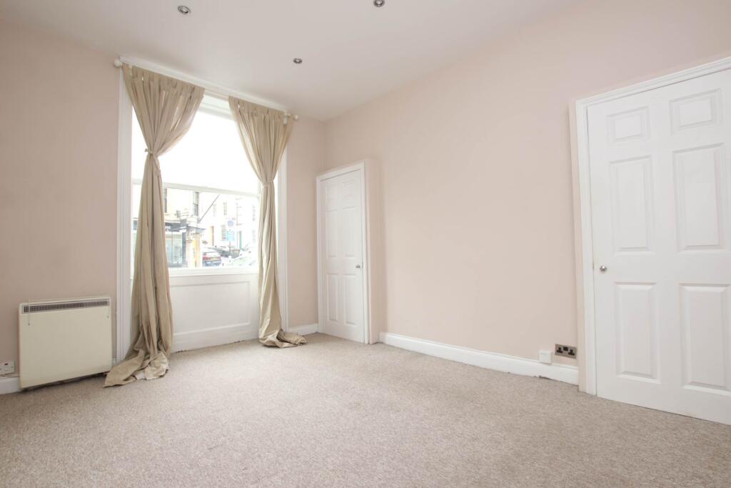 Apartment in Bath, Walcot - View 3