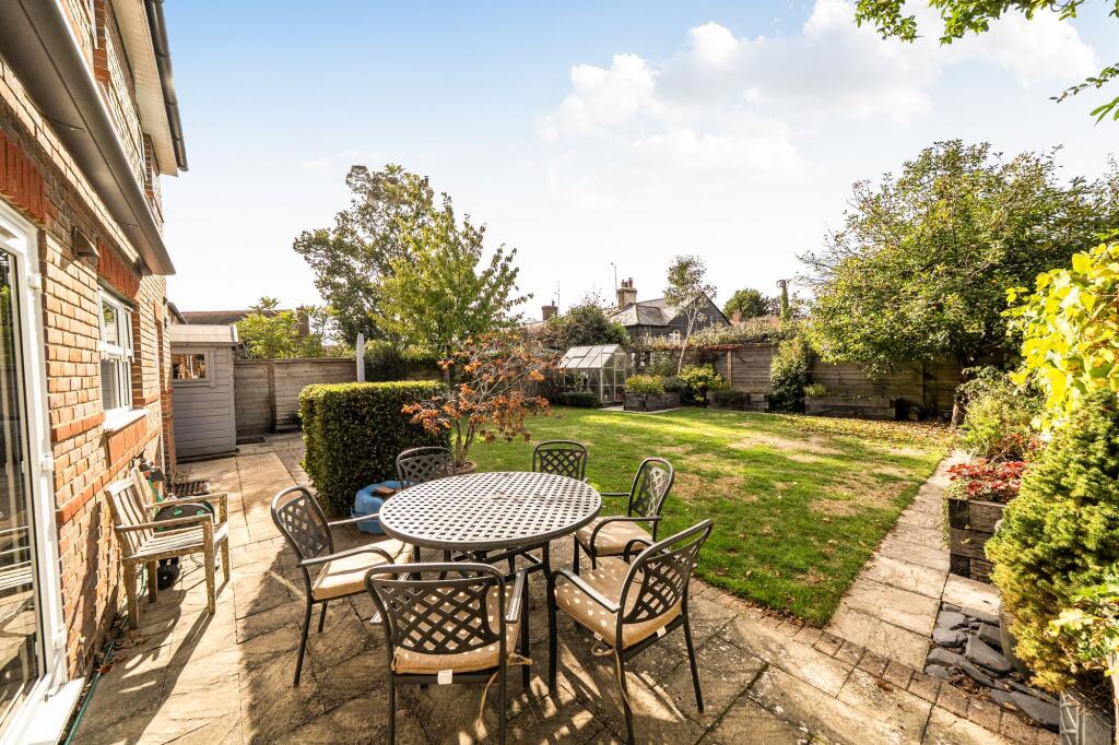 House in Horsham, Andrew's Hill, Billingshurst - More