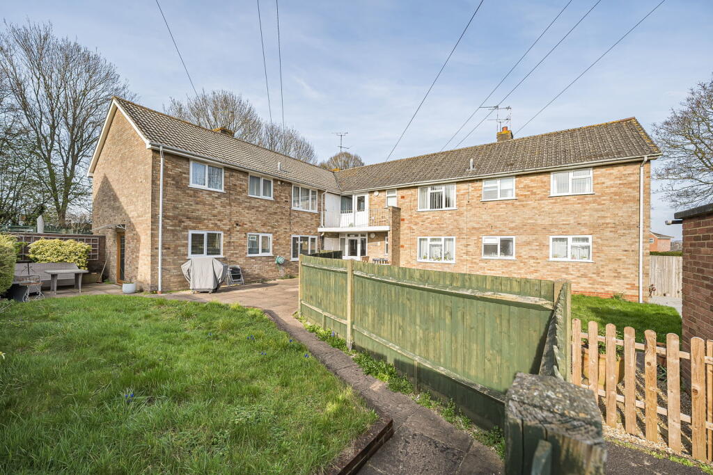 2-bed flat on Portsmouth Walk Basingstoke RG22 6HE, £250,000