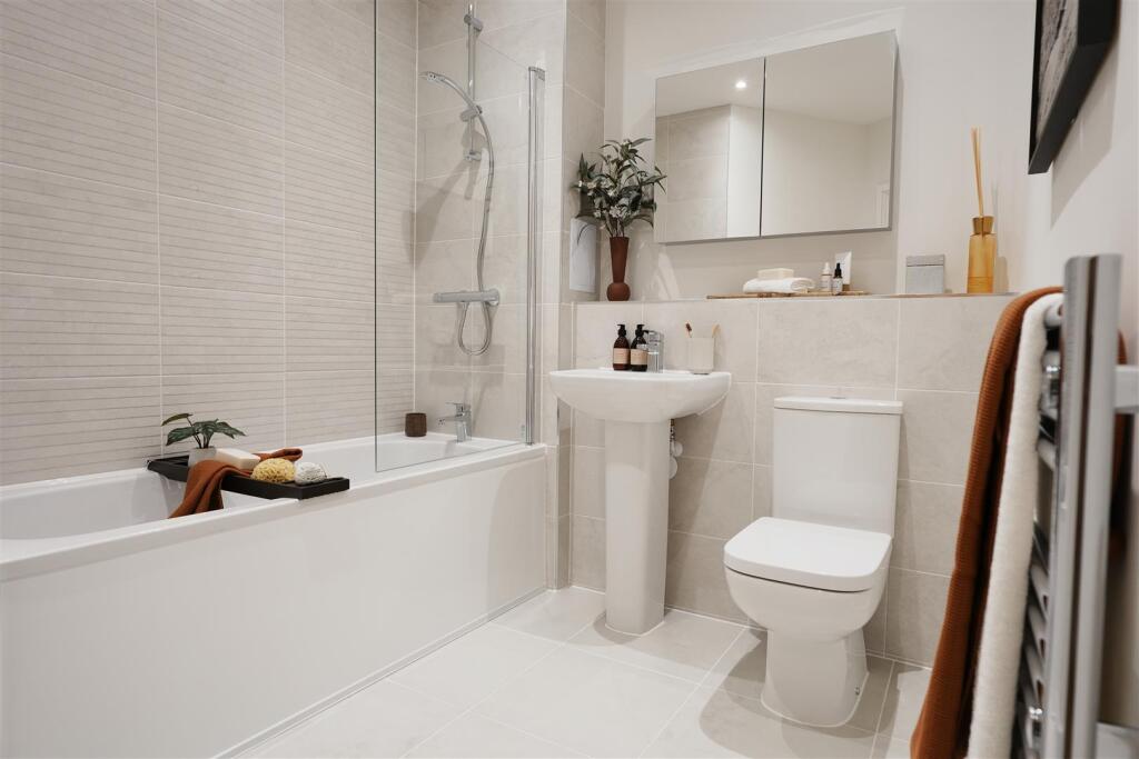 Apartment in Southall - More