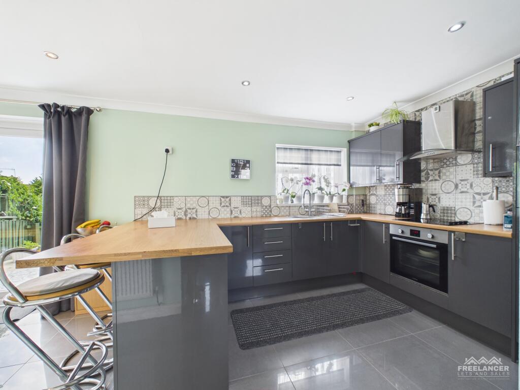 Central Way, Pontnewydd, Cwmbran - View 2