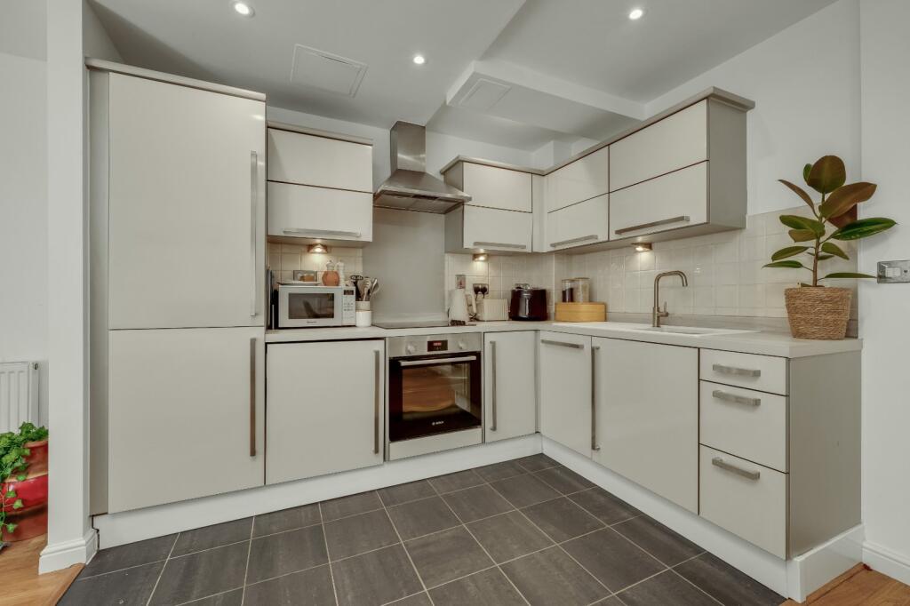 Apartment in Kingston upon Thames - View 4