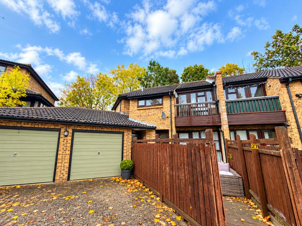1-bed flat on Courtney Park Road, Langdon Hills, Basildon, Essex, SS16, £220,000