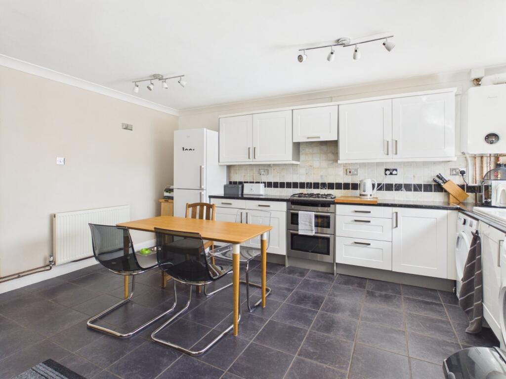 Main image of property: The Broadway, Farnham Common, Buckinghamshire, SL2