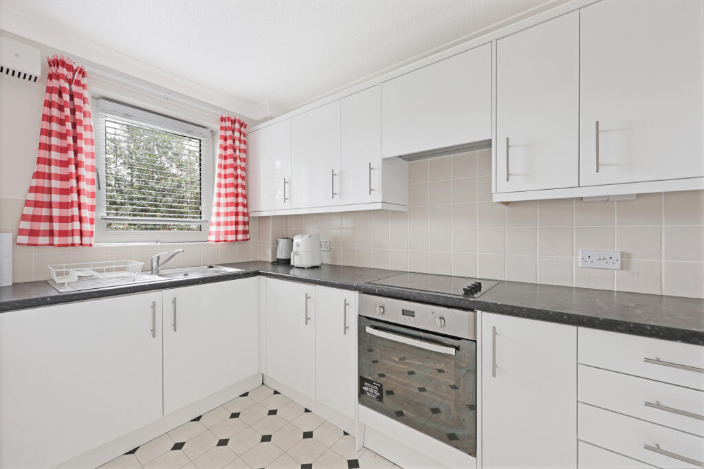 High Road, Loughton, Essex, IG10 photo 4