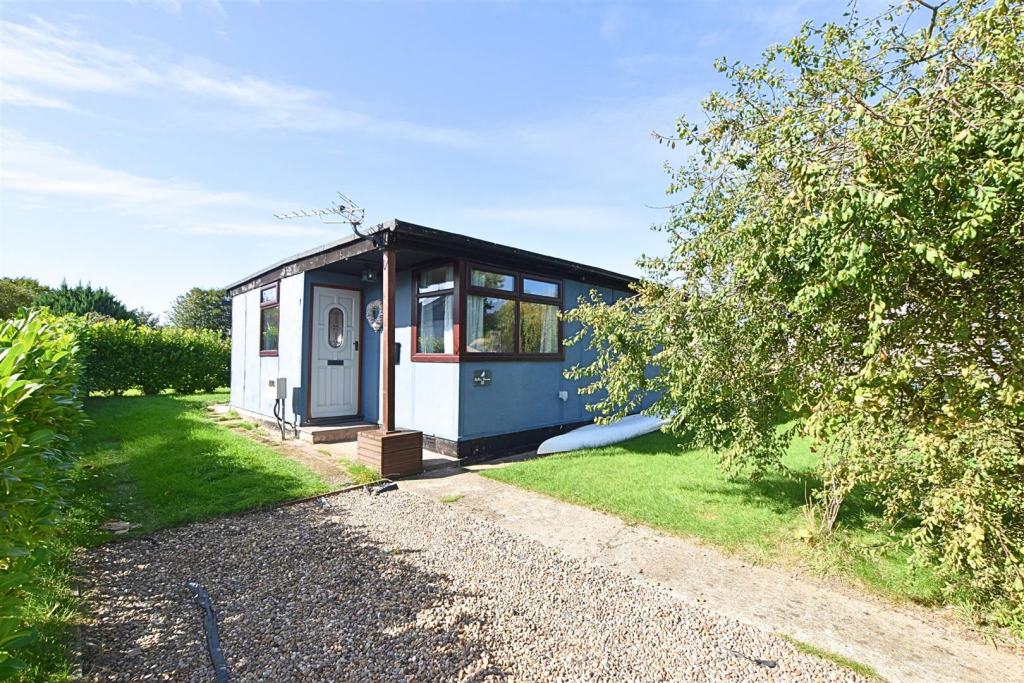 2-bed house on 317 Main Road, Humberston Fitties, Humberston, Grimsby, £85,000