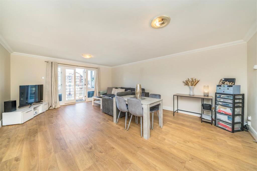 Apartment in Kingston upon Thames - View 4