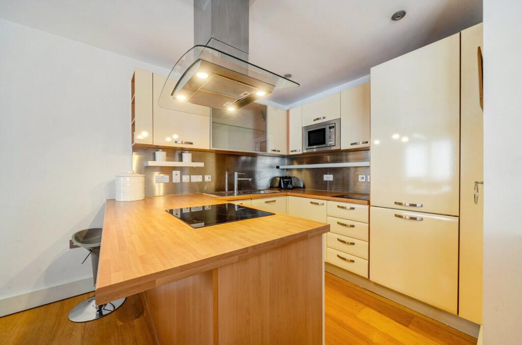 Apartment in Guildford, Surrey - More