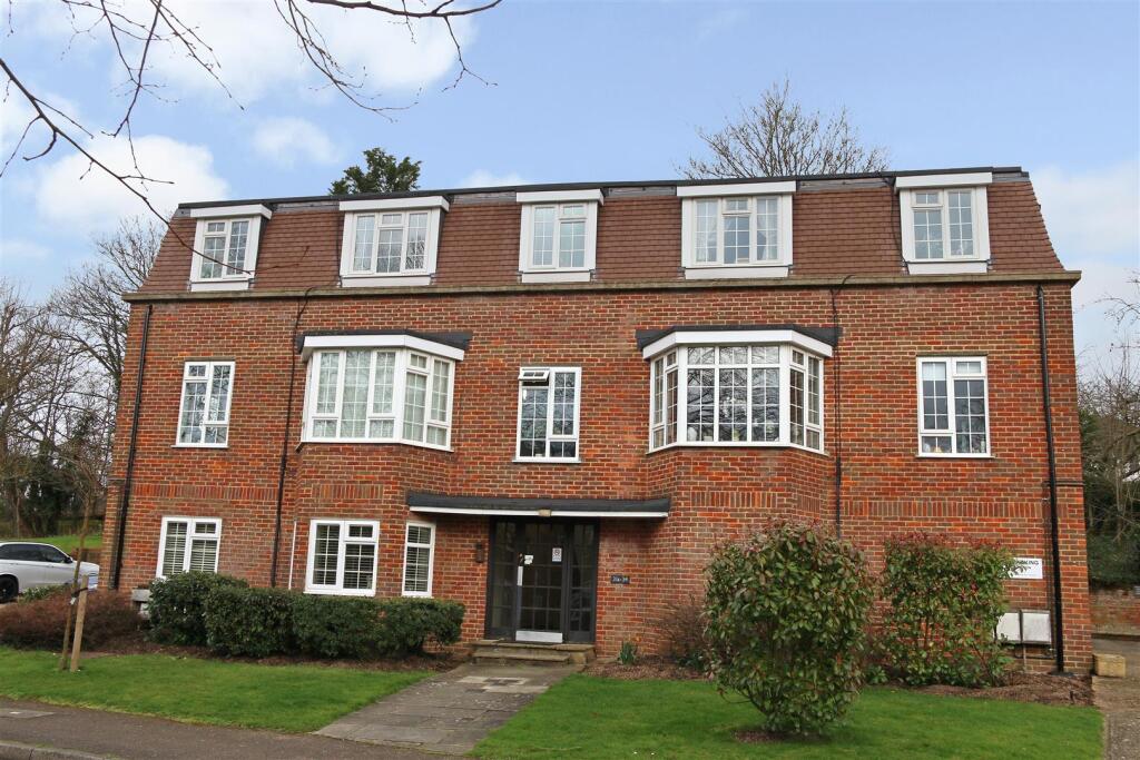 2-bed flat on Craigmount, Radlett, £359,500