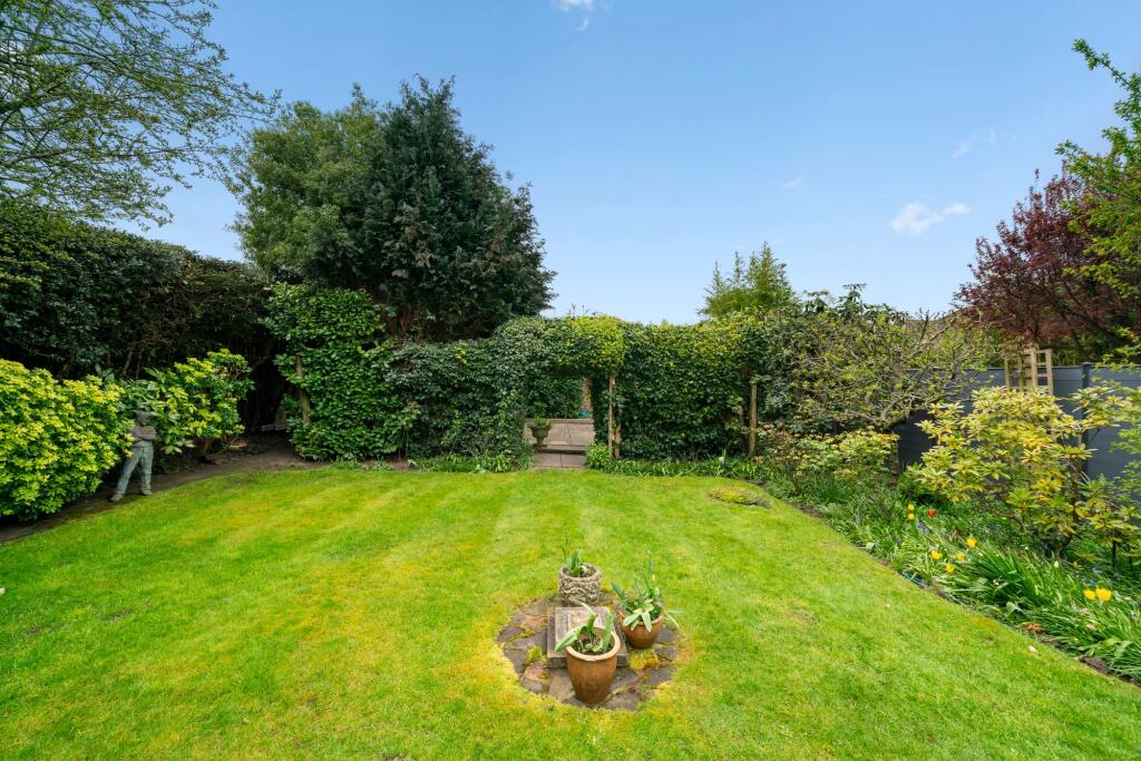 West End Lane, Esher, KT10 – pohled 2