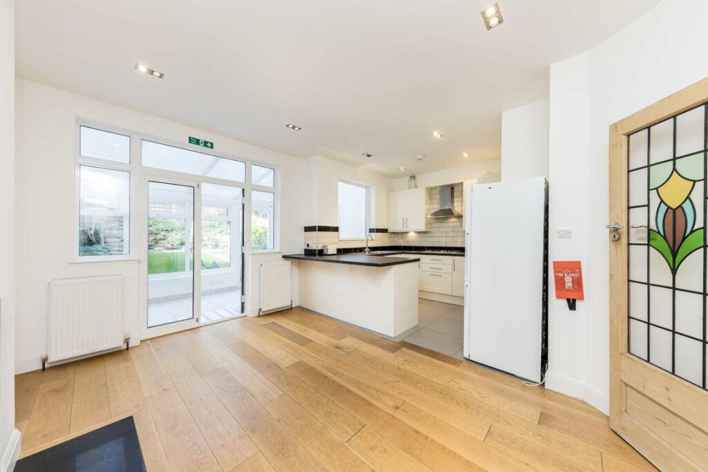 House in London - View 5